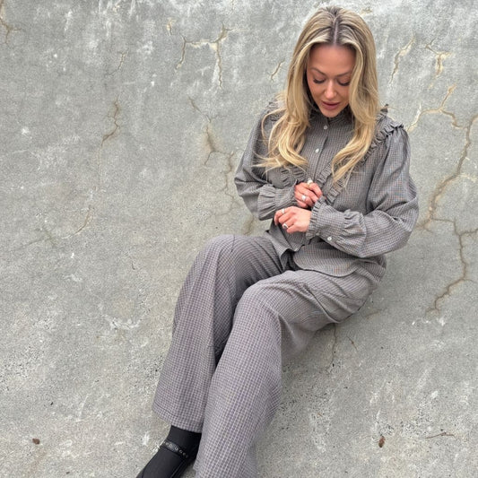 STORIES FROM THE ATELIER by COPENHAGENSHOES AS A HUG SHIRT 500 BLACK/CREAM