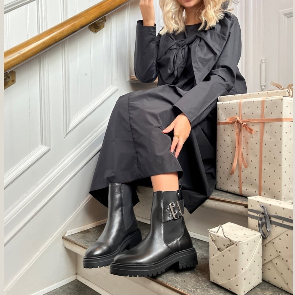 Fall black boots 2025