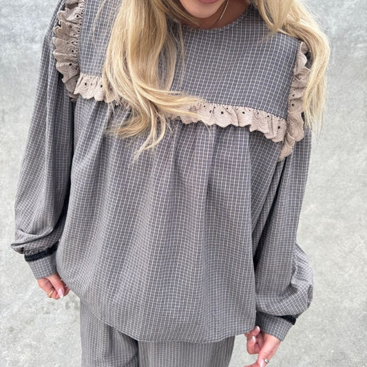 STORIES FROM THE ATELIER by COPENHAGENSHOES LIKE THE MELODY SHIRT 500 BLACK/CREAM