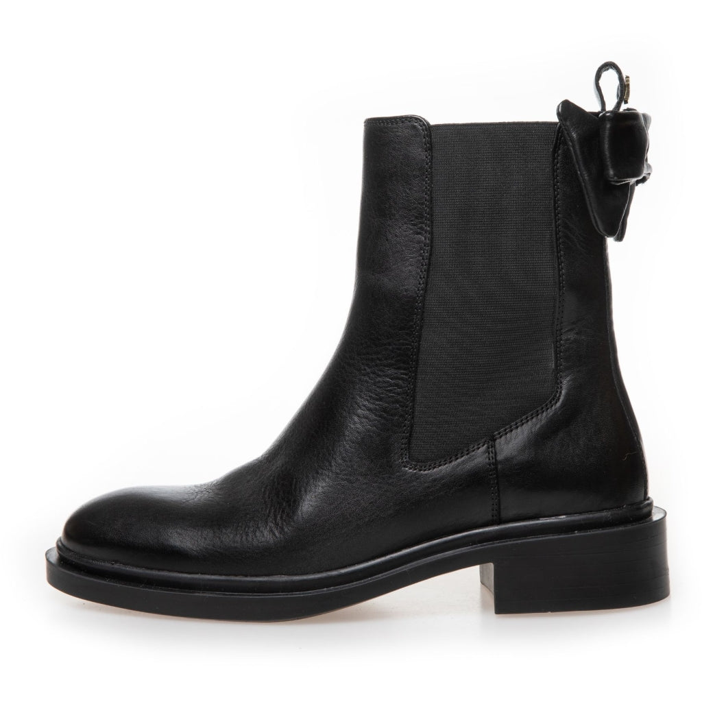 Fall black boots 2025