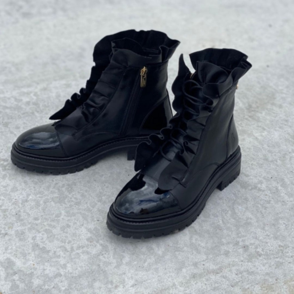 PRETTY 22 Copenhagenshoes by Josefine Valentin Black patent