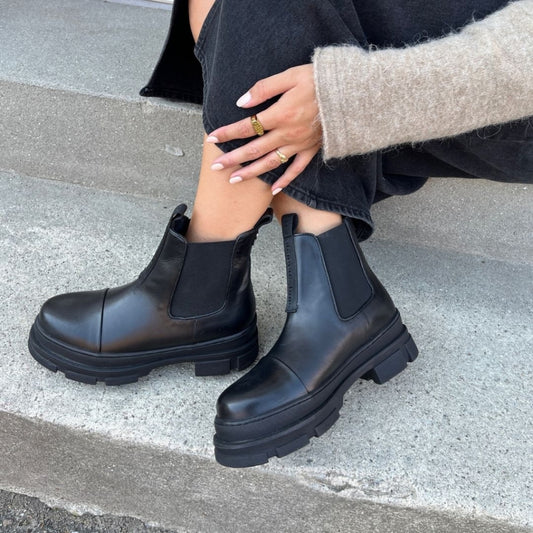 COPENHAGEN SHOES YOU AND ME LOW Boots 565 Black (with black sole)