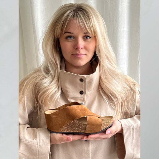 COPENHAGEN SHOES FRANCES 23 Suede Wedge sandals 00067 COGNAC (MARRONE 394)